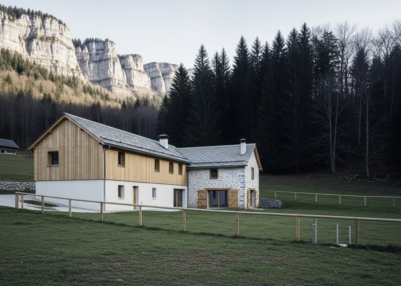 La ferme rénovée de l'élevage sous les falaises de Chartreuse, pré clôturé au premier plan